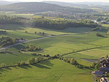 Die Straßensanierung von Gräfenholz (rechts) nach Sendelbach (links) samt Brücken-Neubauten über die Baunach und Flutbrücken (am Montagabend aus 1500 Metern bei einer Fahrt mit dem Heißluftballon geknipst), belastet weiterhin den Haushalt der Marktgemeinde Rentweinsdorf, weil's "ein Millionending wird", so Kämmerer Klaus Ebert. Foto: Birgit Kestel