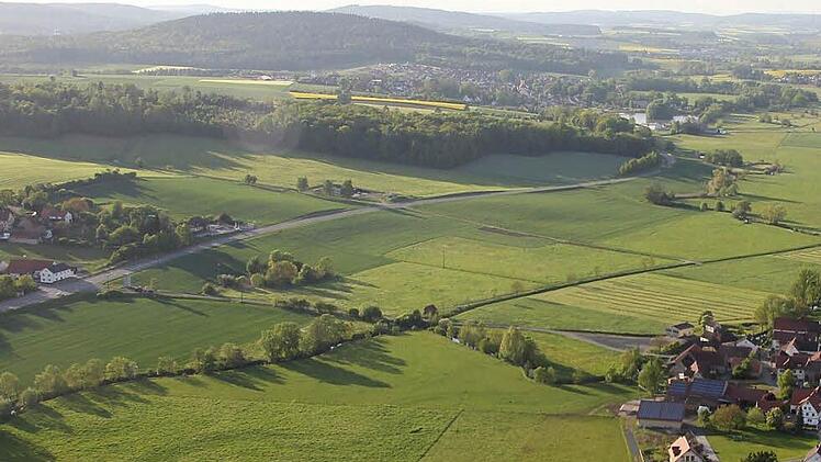 Die Straßensanierung von Gräfenholz (rechts) nach Sendelbach (links) samt Brücken-Neubauten über die Baunach und Flutbrücken (am Montagabend aus 1500 Metern bei einer Fahrt mit dem Heißluftballon geknipst), belastet weiterhin den Haushalt der Marktgemeinde Rentweinsdorf, weil's "ein Millionending wird", so Kämmerer Klaus Ebert. Foto: Birgit Kestel