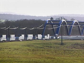 Die Bogenbrücke vor Wiesen wird momentan mit transparenten Lärmschutzwänden ausgestattet. Ein Vorhaben, das für die Bevölkerung einen großten Nutzen bringt. Foto: Matthias Einwag