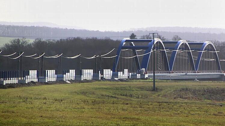 Die Bogenbrücke vor Wiesen wird momentan mit transparenten Lärmschutzwänden ausgestattet. Ein Vorhaben, das für die Bevölkerung einen großten Nutzen bringt. Foto: Matthias Einwag