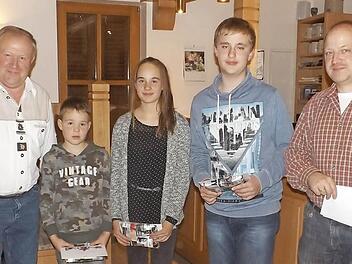 Sportleiter Heinrich Muth (von links) mit dem erfolgreichen Nachwuchs Marius Muth, Marie Muth, Maximilian Müller und Jugendleiter Jürgen Müller. Foto: Christa Nürnberger