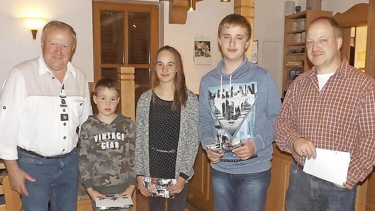 Sportleiter Heinrich Muth (von links) mit dem erfolgreichen Nachwuchs Marius Muth, Marie Muth, Maximilian Müller und Jugendleiter Jürgen Müller. Foto: Christa Nürnberger