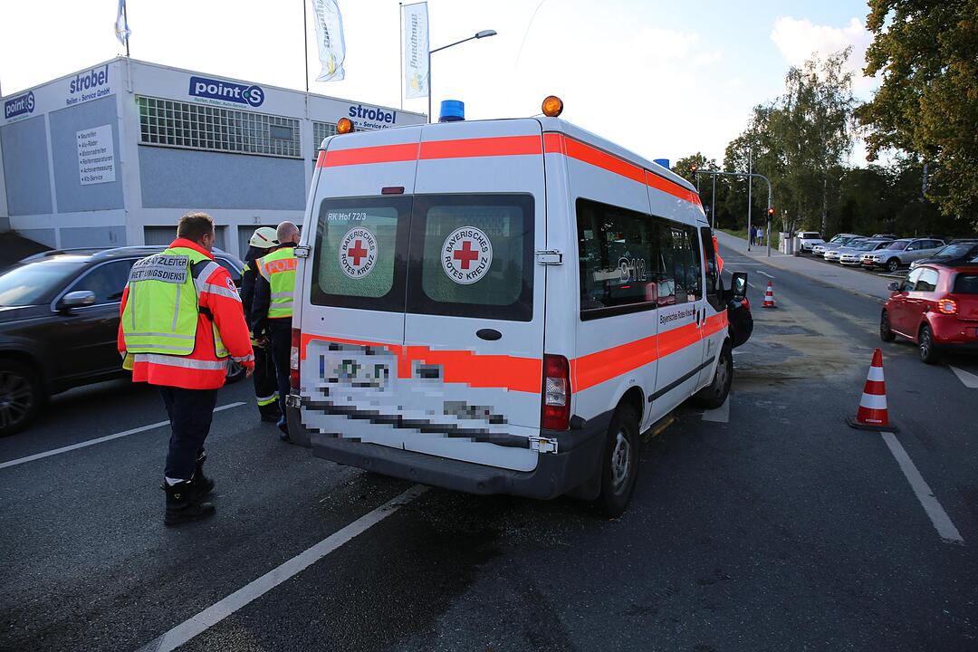Rettungswagen und Auto stoßen in Hof zusammen