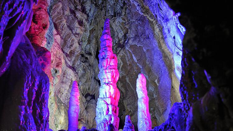 Eine der Top-Sehenswürdigkeiten in Pottenstein: Die Tropfsteinformation (Stalagmit) "Kreuzigungsgruppe" in der Teufelshöhle in der Fränkischen Schweiz. Die Gesamtlänge der Teufelshöhle beträgt circa 3.000 Meter, von denen etwa die Hälfte in einer geführten Tour besichtigt werden kann. Foto: David Ebener/dpa
