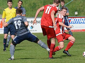 Ein Bein gestellt bekam der FC Fuchsstadt mit der unnötigen 1:2-Heimniederlage gegen den TuS Feuchtwangen. Hier symbolisch dargestellt mit TuS-Akteur Bastian Beck sowie den FClern Jogo Feser und Pascal Schmitt (rechts).ssp