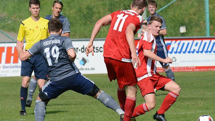 Ein Bein gestellt bekam der FC Fuchsstadt mit der unnötigen 1:2-Heimniederlage gegen den TuS Feuchtwangen. Hier symbolisch dargestellt mit TuS-Akteur Bastian Beck sowie den FClern Jogo Feser und Pascal Schmitt (rechts).ssp