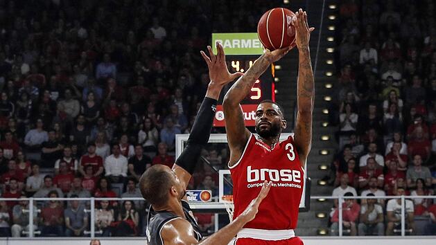 Dorell Wright trifft trotz des Abwehrversuchs von Alex King einen seiner f&uuml;nf Dreier in Spiel 2. Fotos: Daniel L&ouml;b