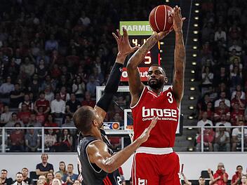 Dorell Wright trifft trotz des Abwehrversuchs von Alex King einen seiner fünf Dreier in Spiel 2. Fotos: Daniel Löb
