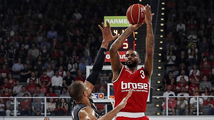 Dorell Wright trifft trotz des Abwehrversuchs von Alex King einen seiner fünf Dreier in Spiel 2. Fotos: Daniel Löb