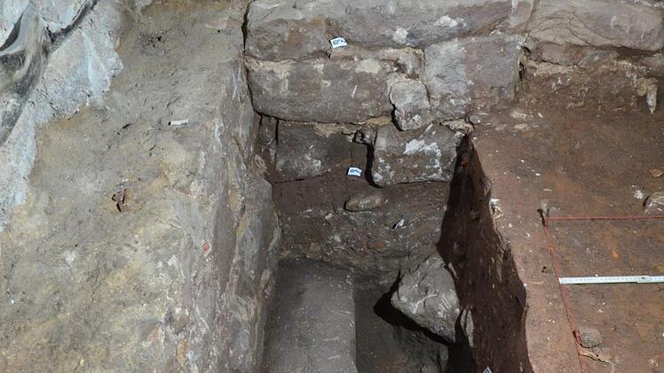 Auf 1,30 Meter Tiefe fanden sich Steinquader. Die gehörten offenbar zur einstigen Kirchhofmauer.  Fotos: Bernhard Panzer