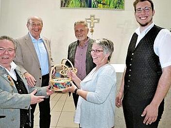 Unser Bild zeigt (von links) Lothar Huber, Stiftungsratsvorsitzenden Hartmut Richter, Zweiten Vorsitzenden Siegfried Köber, Ilona Köber und Dritten Vorsitzenden Christopher Schröder. Foto: Werner Reißaus