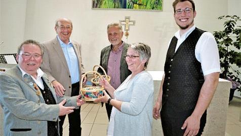 Unser Bild zeigt (von links) Lothar Huber, Stiftungsratsvorsitzenden Hartmut Richter, Zweiten Vorsitzenden Siegfried Köber, Ilona Köber und Dritten Vorsitzenden Christopher Schröder. Foto: Werner Reißaus