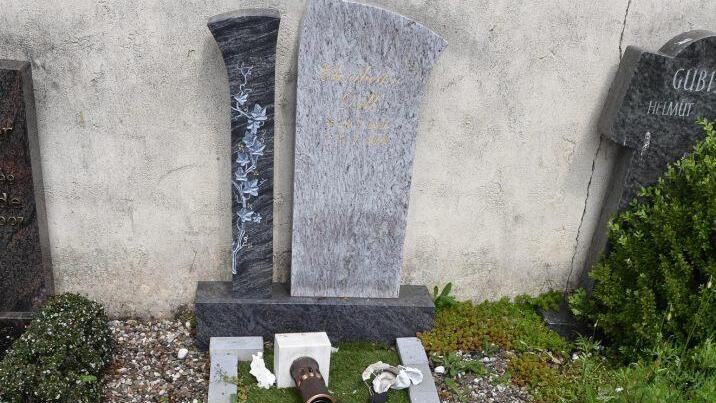 Das Werk der Vandalen im Zapfendorfer FriedhofFoto: Ronald Rinklef