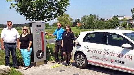 Karl-Heinz Hertlein, Angelika Tritthart und Erster Bürgermeister Heinrich Süß nahmen symbolisch die erste Ladesäule in Weisendorf in Betrieb.  Foto: Richard Sänger