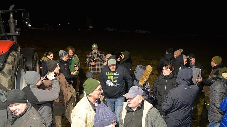 Die Bauern in der Vereinigung "Land schafft Verbindung" treffen sich beim 2. Mahnfeuer bei Unterneuses mit Verbrauchern und Politikern, um auf ihre miserable Lage aufmerksam zu machen und mit ihnen &uuml;ber L&ouml;sungen zu diskutieren.  Foto: Joseph Beck