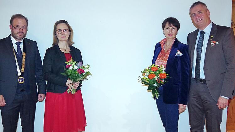 Amtswechsel beim Kiwanis-Club Kronach-Frankenwald: Thomas Luger folgt Peter Anhut als Präsident des Kiwanis-Clubs Kronach-Frankenwald. Das Bild zeigt (von links) Dr. Peter Anhut mit Ehefrau Dr. Claudia Anhut sowie Thomas Luger mit Ehefrau Bettina Luger