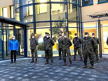Rhön-Grabfelds Landrat Thomas Habermann und Major Christian Moritz (Leiter des Kreisverbindungskommandos) verabschiedeten die Soldaten aus Volkach.   Foto: Julia Weber