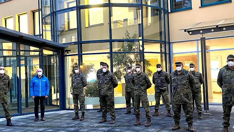 Rhön-Grabfelds Landrat Thomas Habermann und Major Christian Moritz (Leiter des Kreisverbindungskommandos) verabschiedeten die Soldaten aus Volkach.   Foto: Julia Weber