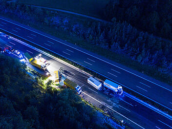 Verlorener Lkw-Anh&auml;nger sorgt f&uuml;r schweren Unfall auf der A9