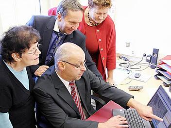 Der Leiter der mobilen Dienste, Ingo Holzmann, zeigt den ASB-Vorstandsmitgliedern (von links) Ursula John-Grafe, Norbert Gräbner (Bürgermeister) und Christa Steiger, die er am Computer den Einsatz der Fahrdienste nachverfolgen kann. Foto: Alexander Löffler
