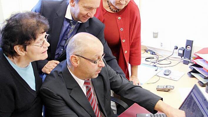 Der Leiter der mobilen Dienste, Ingo Holzmann, zeigt den ASB-Vorstandsmitgliedern (von links) Ursula John-Grafe, Norbert Gräbner (Bürgermeister) und Christa Steiger, die er am Computer den Einsatz der Fahrdienste nachverfolgen kann. Foto: Alexander Löffler