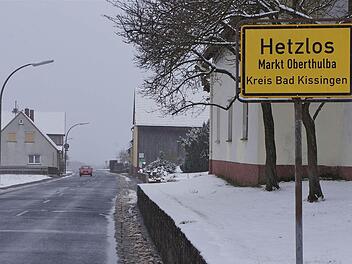 Die Sanierung der Ortsdurchfahrt Hetzlos wirft Fragen auf und so folgten viele Einwohner der Einladung zur Bürgerversammlung.  Foto: Schaar