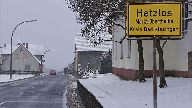 Die Sanierung der Ortsdurchfahrt Hetzlos wirft Fragen auf und so folgten viele Einwohner der Einladung zur Bürgerversammlung.  Foto: Schaar