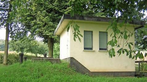Das Memmelsdorfer Brunnenhaus von außen, der eigentliche Brunnen befindet sich unter dem Deckel links. Foto: Andreas Gartiser
