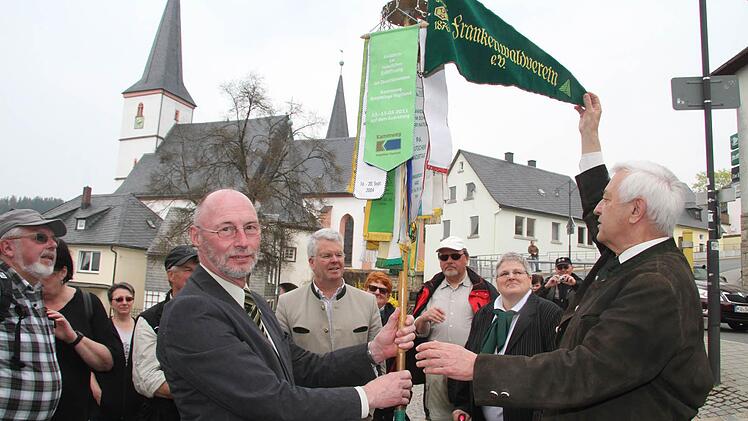 Robert Strobel vom Hauptverein hebt den Wimpel hoch.
