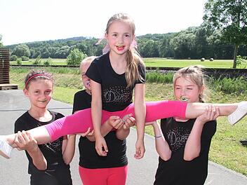 Die Tänzerinnen der roten Garde hatten für das Sommerfest einen tollen Tanz einstudiert - und als Extra-Clou hatten sich die Tänzerinnen die Lippen wie Früchtchen geschminkt. Fotos: Sonja Adam