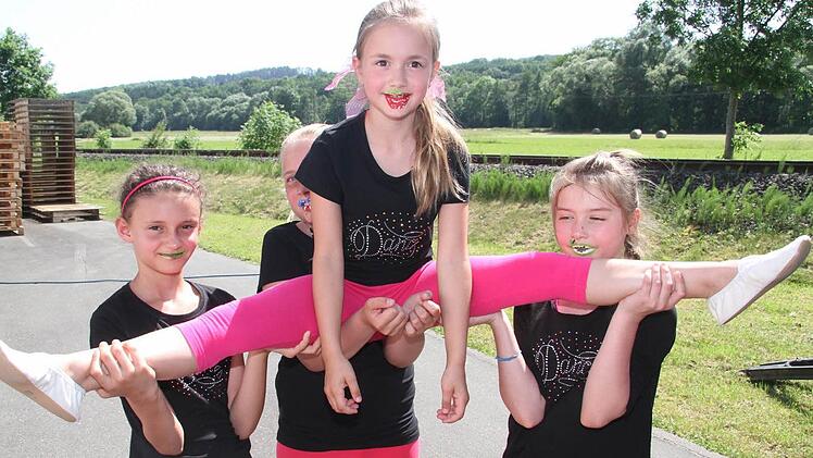 Die Tänzerinnen der roten Garde hatten für das Sommerfest einen tollen Tanz einstudiert - und als Extra-Clou hatten sich die Tänzerinnen die Lippen wie Früchtchen geschminkt. Fotos: Sonja Adam