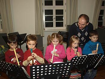 Zwei Gruppen auf Flöte bildet derzeit Richard Dees (hinten) in der Blaskapelle Ebenhausen aus. Auf unserem Foto üben von links Tim, Paul, Rebekka, Jana und Christian. Wegen Erkrankung fehlen Sebastian, Jannies und Hanna.  Foto: Stefan Geiger