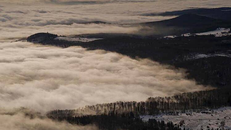Rother Kuppe. Blick aus dem Ballon, Nebelmeer strandet an der Langen Rhön. Rother Kuppe wird zur Halbinsel im Nebelmeer.Foto: Jürgen Hüfner