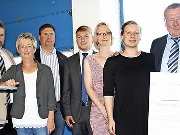 Handwerkskammer-Präsident Thomas Zimmer (links) und Kreishandwerksmeister Jens Beland (Dritter von links) gratulierten der Familie Krause zum Jubiläum. Auf dem Bild von links: Claudia Krause, Fabian Krause, Carolin Heim, Christina Krause und Joachim Krause. Foto: Michael Stelzner