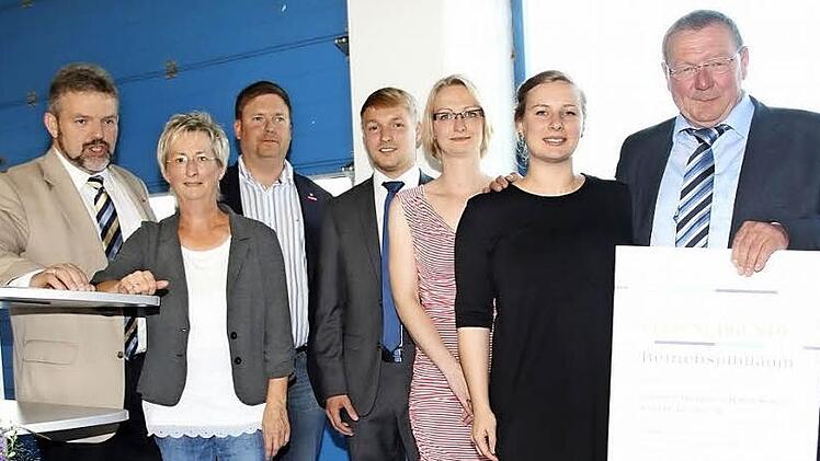 Handwerkskammer-Präsident Thomas Zimmer (links) und Kreishandwerksmeister Jens Beland (Dritter von links) gratulierten der Familie Krause zum Jubiläum. Auf dem Bild von links: Claudia Krause, Fabian Krause, Carolin Heim, Christina Krause und Joachim Krause. Foto: Michael Stelzner