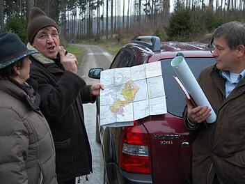 Bürgermeisterin Brigitte Meyerdierks (von links), Bernd Trunk (freiberuflicher Forstsachverständiger) und Wilhelm Schmalen (Amt für Ernährung, Landwirtschaft und Forsten) bei einem Waldbegang des Stadtrats im November 2013. Foto: Steffen Standke