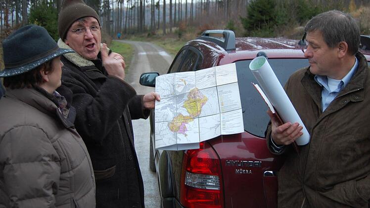 Bürgermeisterin Brigitte Meyerdierks (von links), Bernd Trunk (freiberuflicher Forstsachverständiger) und Wilhelm Schmalen (Amt für Ernährung, Landwirtschaft und Forsten) bei einem Waldbegang des Stadtrats im November 2013. Foto: Steffen Standke