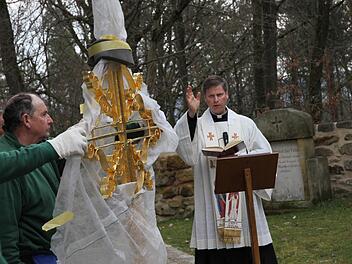 Pfarrer Matthias Steffel bei der Segnung des Turmkreuzes Fotos: Mathias Erlwein
