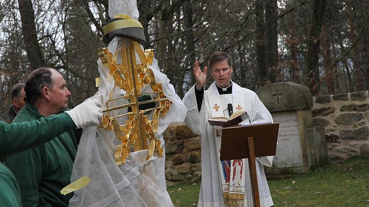 Pfarrer Matthias Steffel bei der Segnung des Turmkreuzes Fotos: Mathias Erlwein