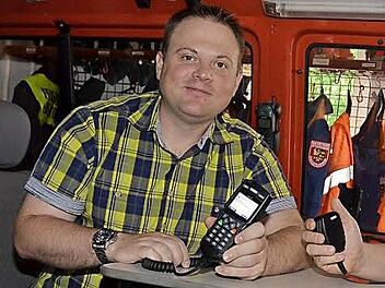 Die Digital-Projektleiter Daniel Wachter (l., mit Fahrzeugfunkgerät MRT) und Frank Wich (mit Handfunksprechgerät HRT) informierten den Gemeinderat Stockheim über die Einführung des Digitalfunkkonzeptes bei den Feuerwehren. Foto: Karl-Heinz Hofmann