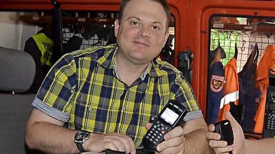 Die Digital-Projektleiter Daniel Wachter (l., mit Fahrzeugfunkgerät MRT) und Frank Wich (mit Handfunksprechgerät HRT) informierten den Gemeinderat Stockheim über die Einführung des Digitalfunkkonzeptes bei den Feuerwehren. Foto: Karl-Heinz Hofmann