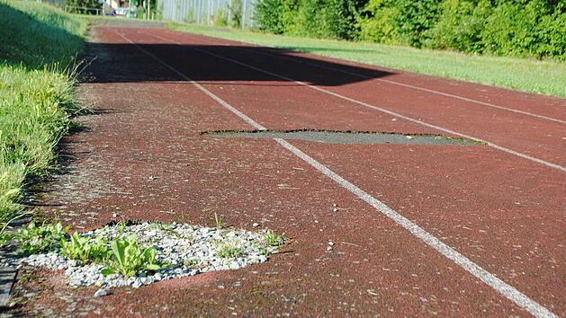 In schlechtem Zustand und dringend sanierungsbed&uuml;rftig ist die Schulsportanlage in Riedenberg. Die Sanierung soll nun starten.  Foto: E Schneider