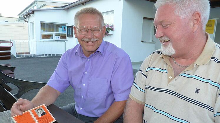 Der Kulmbacher Oberarzt Herbert M&auml;dl (links) geh&ouml;rte in der Himmelkroner Wasserwacht zu den M&auml;nnern der ersten Stunde. Zum Beweis hat er seinen Leistungsschein aus dem Jahr 1987 mitgebracht, der ihn zum Wachdienst am Freibad bef&auml;higte. Rechts Vorsitzender Karlheinz V&ouml;lkel  Foto: Werner Rei&szlig;aus