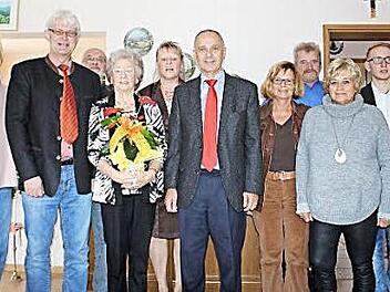 Elfriede Röder (mit Blumen) im Kreise der Gratulanten Foto: Klaus Klaschka