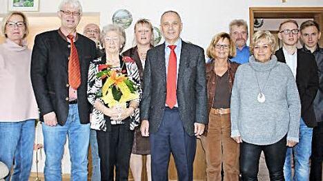 Elfriede Röder (mit Blumen) im Kreise der Gratulanten Foto: Klaus Klaschka