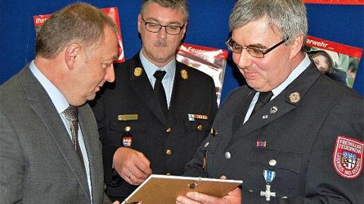 Landrat Thomas Bold zeichnete Kreisbrandmeister Wolfgang Kenner aus Zeitlofs mit dem staatlichen Feuerwehr-Ehrenzeichen in Gold aus  Fotos: Sigismund von Dobschütz