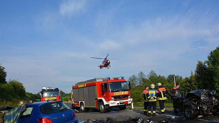 Viele Einsatzkräfte sowie ein Rettungshubschrauber waren an der Unfallstelle im Einsatz. Foto: Hans Friedrich