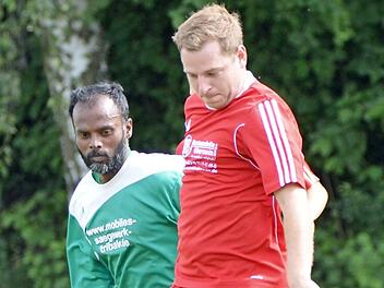 Der Altenkunstadter Neuzugang Johannes Wachter (rechts) im Zweikampf mit dem Islinger Jonathan Gnanapiragasam. Foto: Gunther Czepera