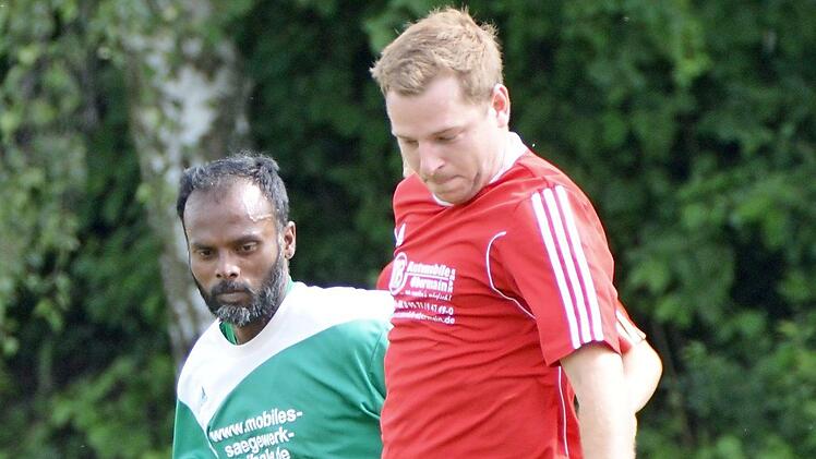 Der Altenkunstadter Neuzugang Johannes Wachter (rechts) im Zweikampf mit dem Islinger Jonathan Gnanapiragasam. Foto: Gunther Czepera