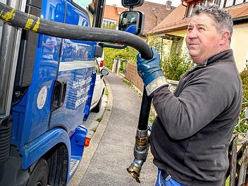 Georg Dusold fährt seit 28 Jahren Heizöl an fränkische Haushalte . Foto: Ronald Rinklef